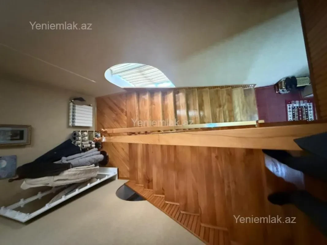 Satılır 9 otaqlı həyət evi 300 m²