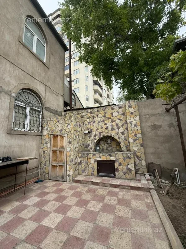 Satılır 9 otaqlı həyət evi 300 m²