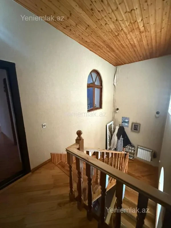 Satılır 9 otaqlı həyət evi 300 m²