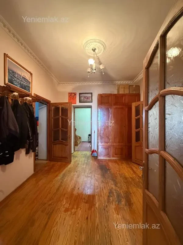 Satılır 9 otaqlı həyət evi 300 m²
