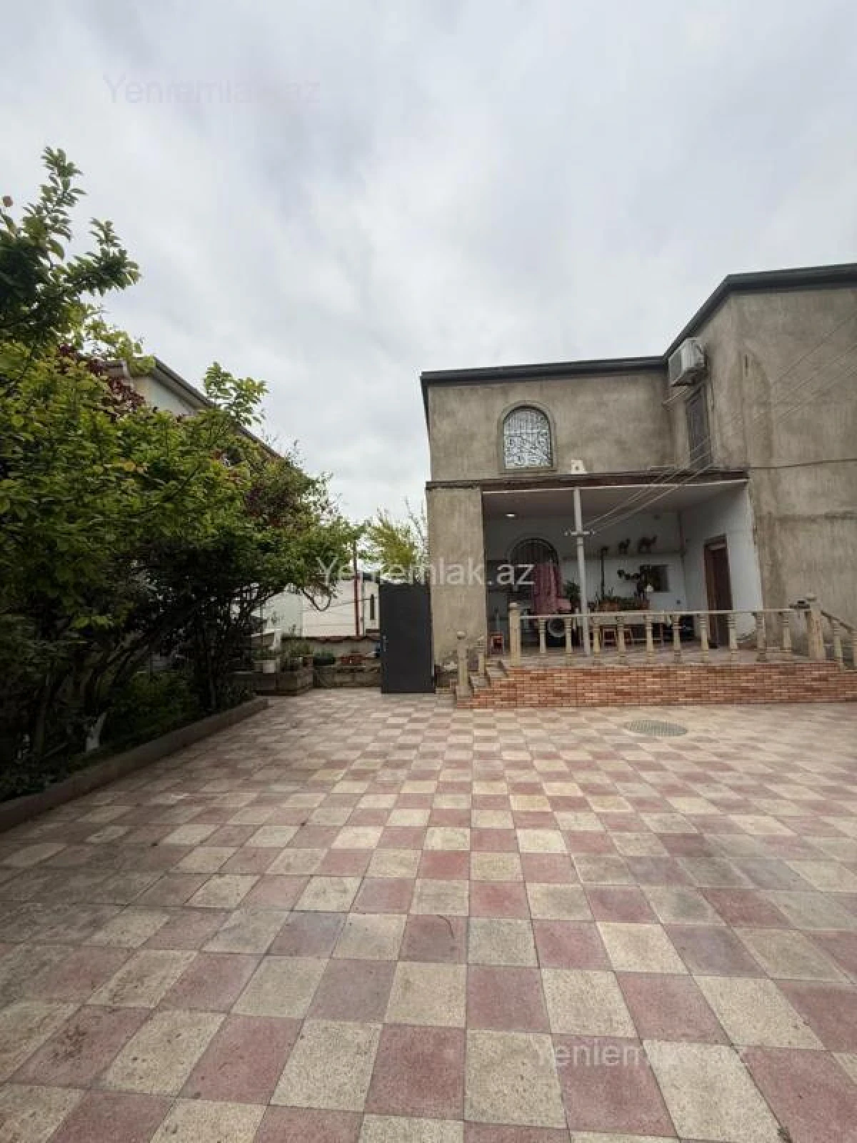 Satılır 9 otaqlı həyət evi 300 m²
