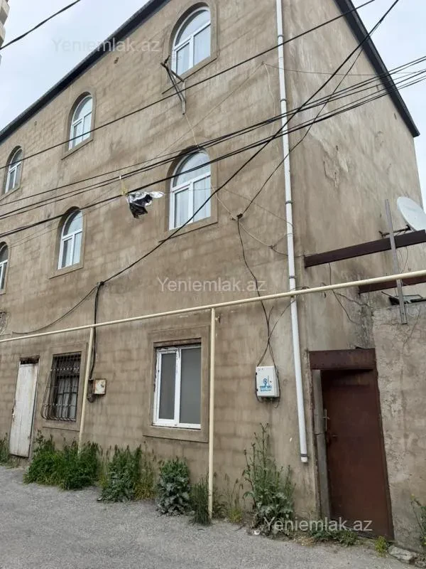 Satılır 9 otaqlı həyət evi 300 m²