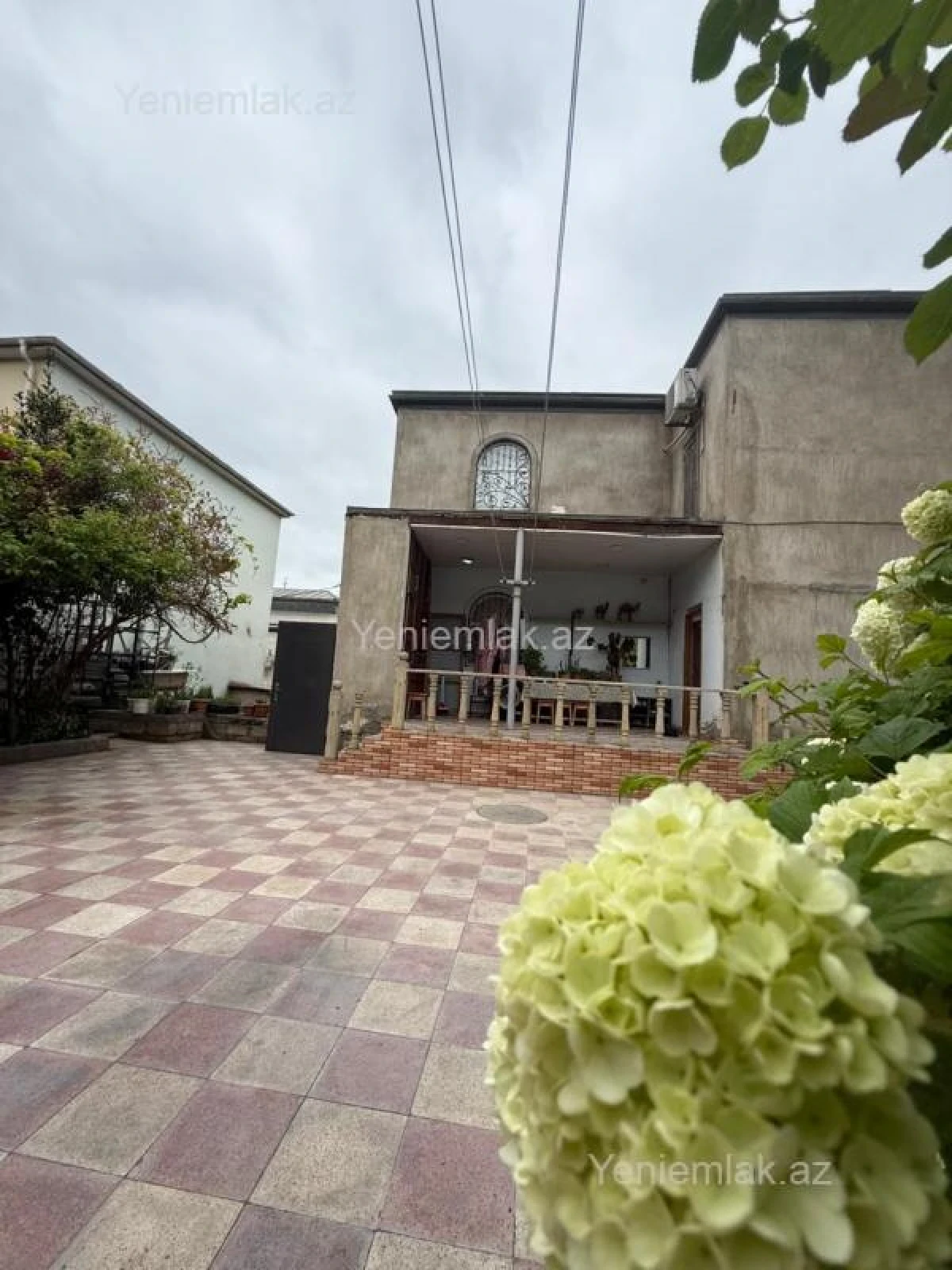 Satılır 9 otaqlı həyət evi 300 m²