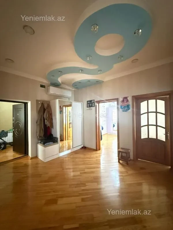 Satılır 9 otaqlı həyət evi 300 m²