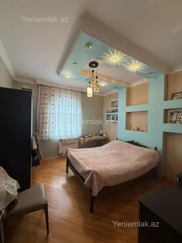 Satılır 9 otaqlı həyət evi 300 m²