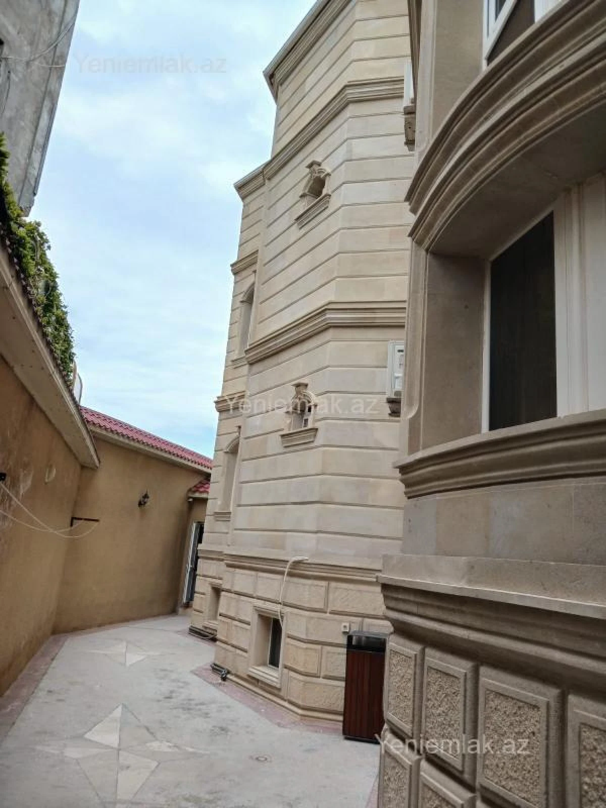 Satılır 9 otaqlı həyət evi 800 m²