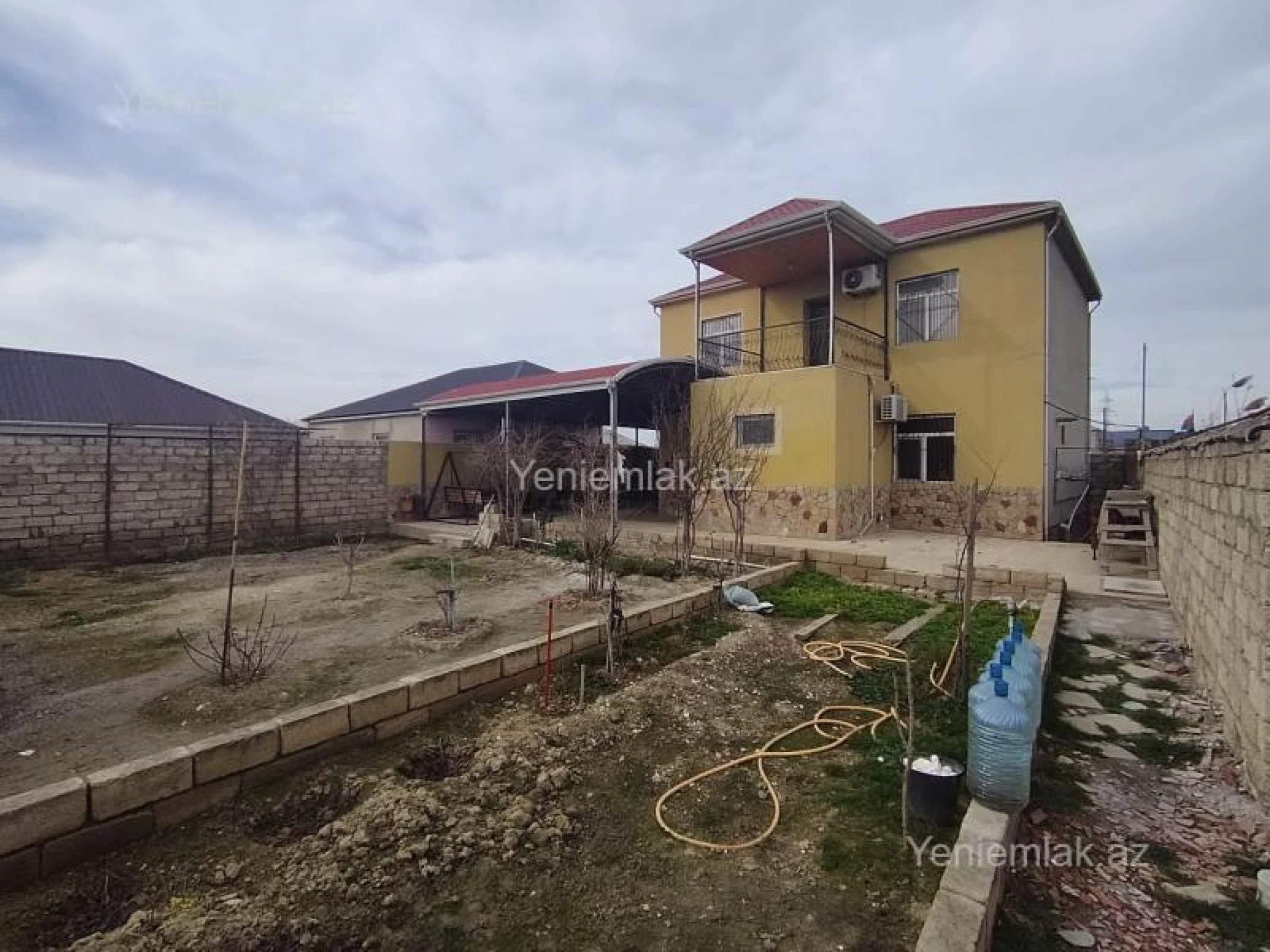 Satılır 6 otaqlı həyət evi 180 m²