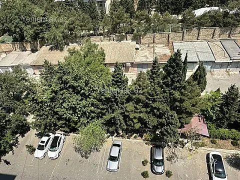Satılır 4 otaqlı köhnə tikili 80 m²