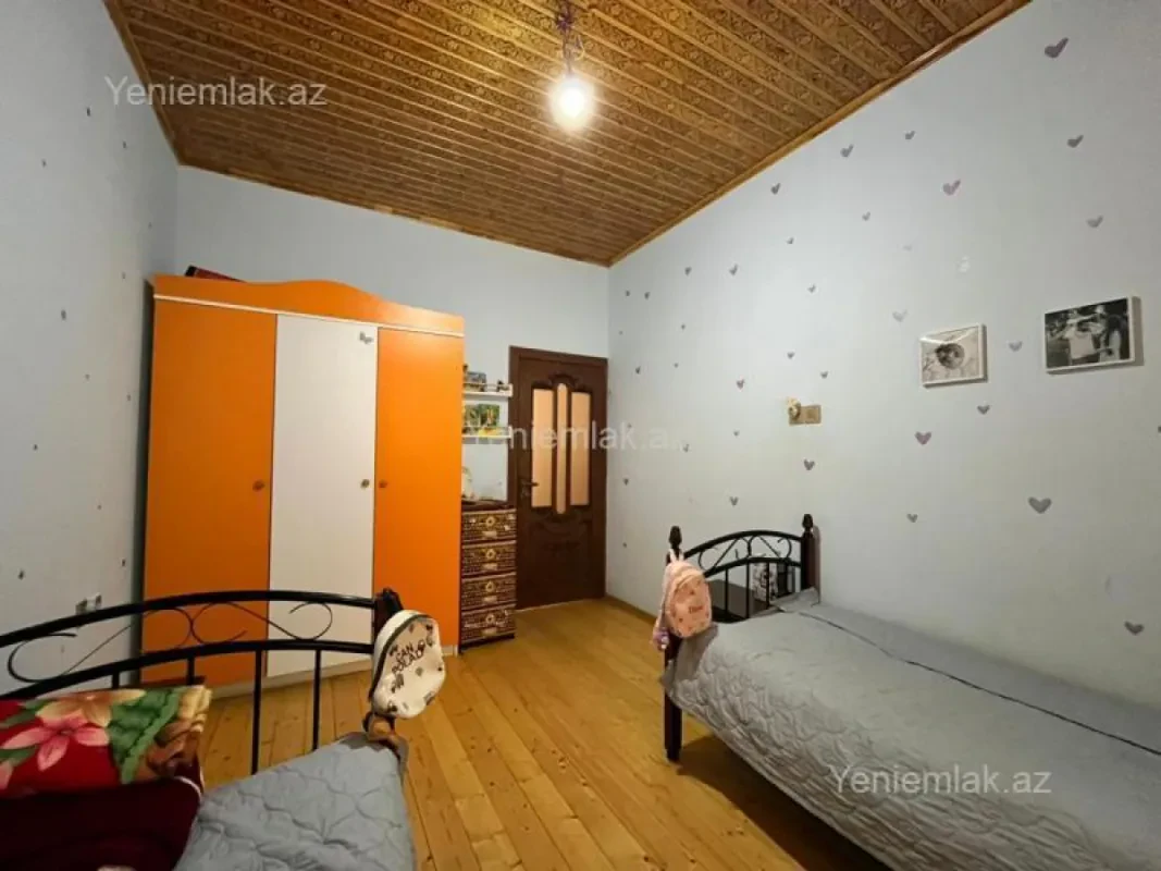 Satılır 8 otaqlı həyət evi 393 m²