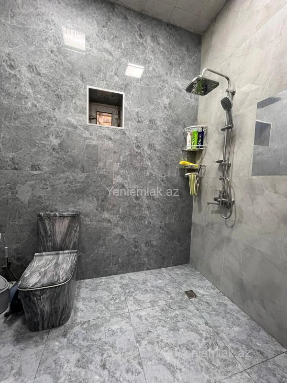 Satılır 8 otaqlı həyət evi 393 m²