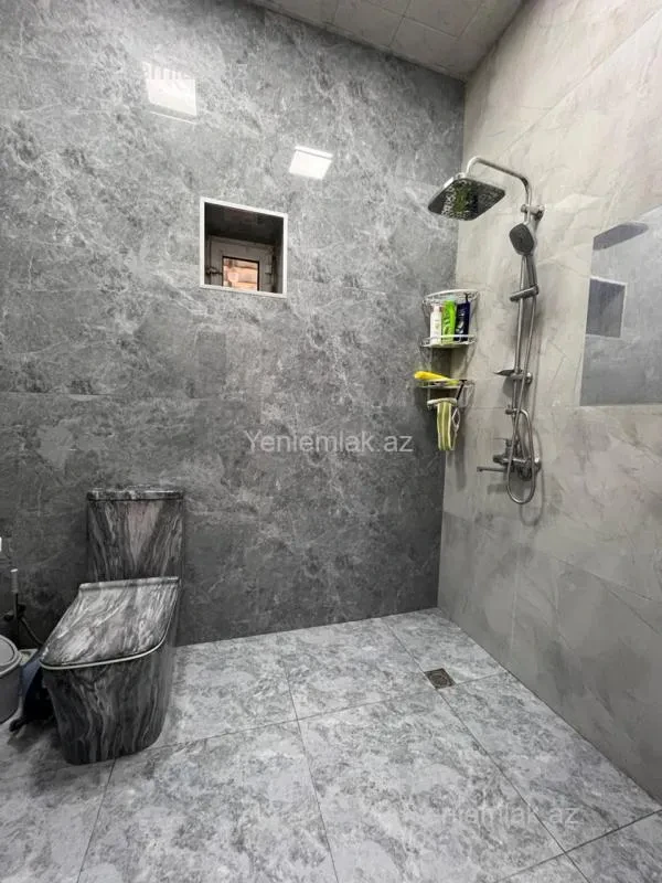 Satılır 8 otaqlı həyət evi 393 m²