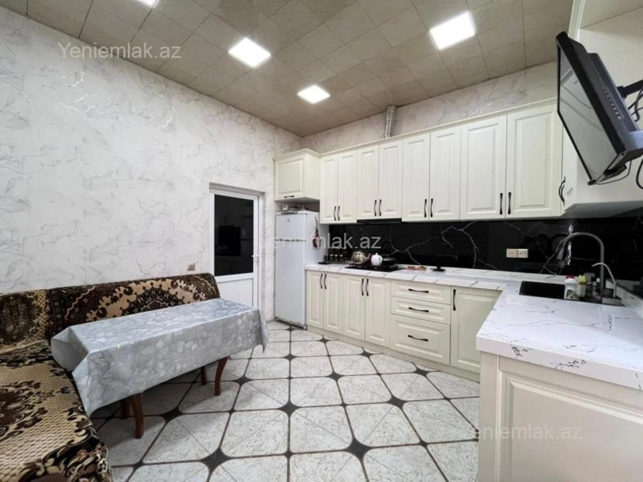 Satılır 8 otaqlı həyət evi 393 m²