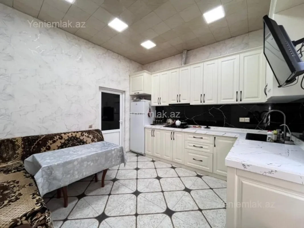 Satılır 8 otaqlı həyət evi 393 m²