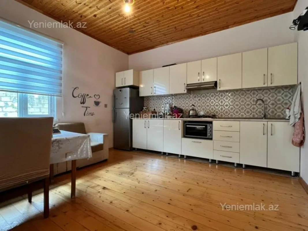 Satılır 8 otaqlı həyət evi 393 m²