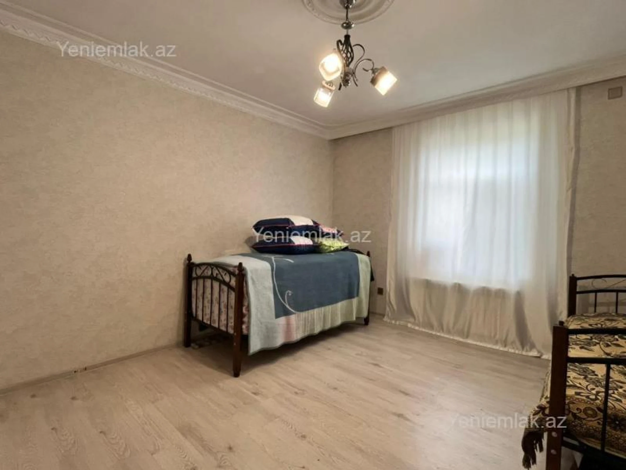 Satılır 8 otaqlı həyət evi 393 m²