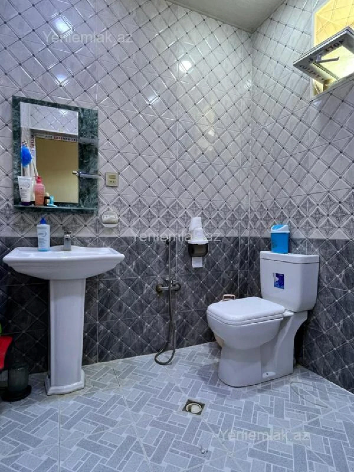 Satılır 8 otaqlı həyət evi 393 m²
