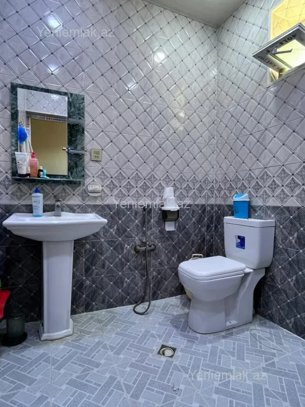 Satılır 8 otaqlı həyət evi 393 m²