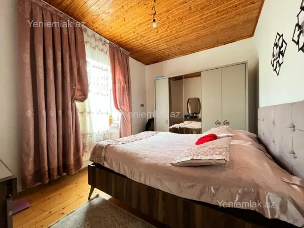 Satılır 8 otaqlı həyət evi 393 m²