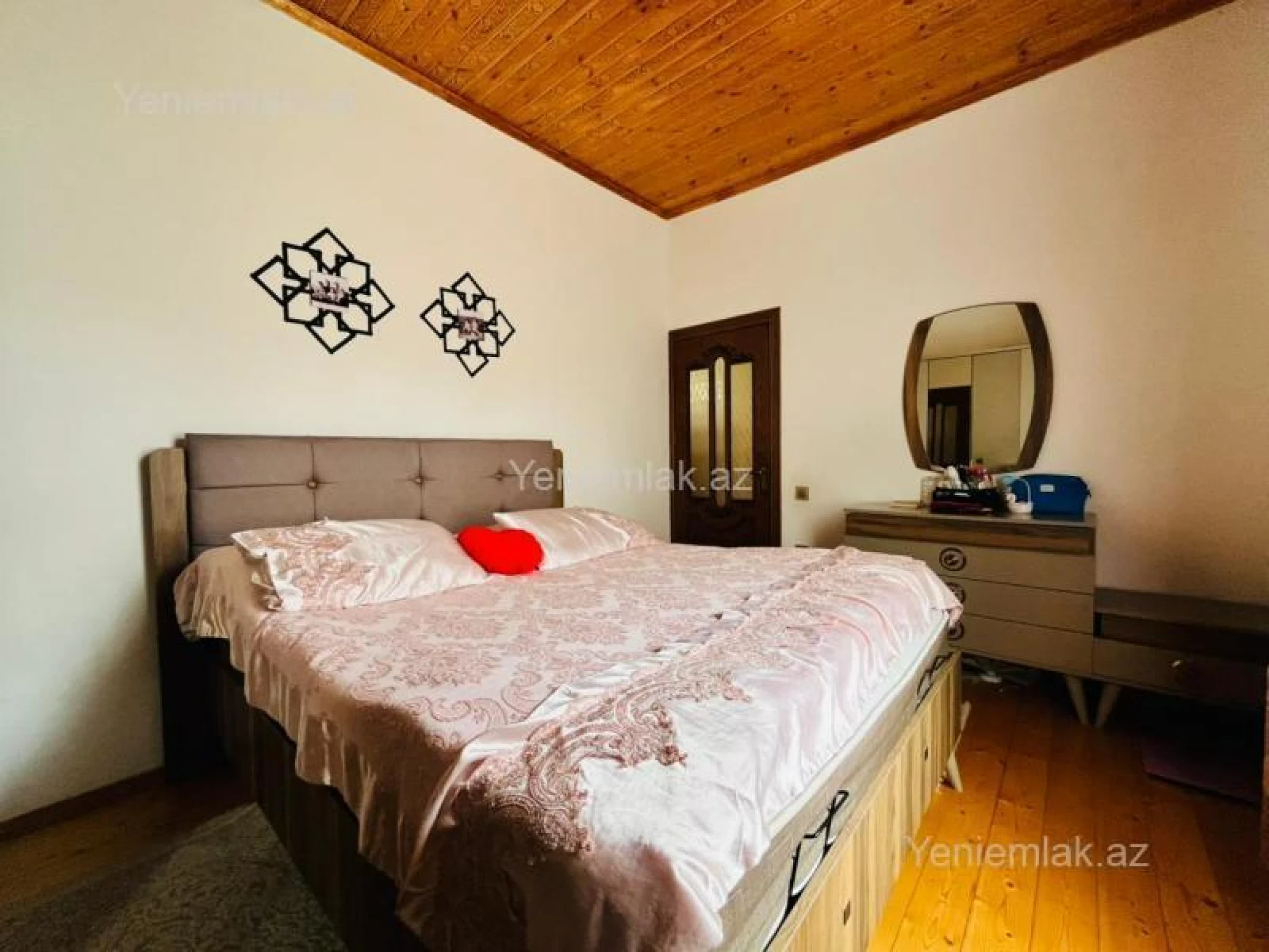 Satılır 8 otaqlı həyət evi 393 m²