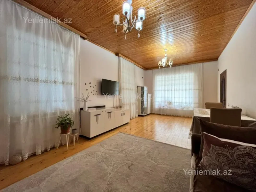 Satılır 8 otaqlı həyət evi 393 m²