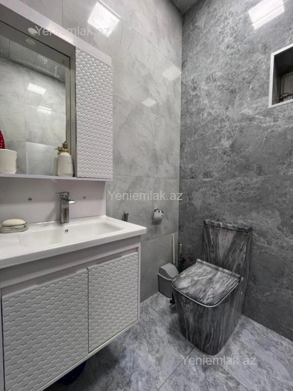 Satılır 8 otaqlı həyət evi 393 m²