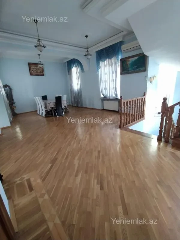 Satılır 8 otaqlı həyət evi 650 m²