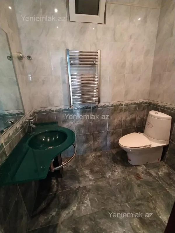 Satılır 8 otaqlı həyət evi 650 m²