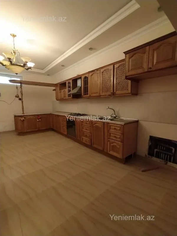Satılır 8 otaqlı həyət evi 650 m²