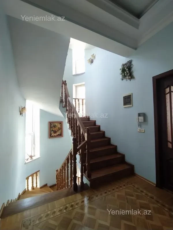 Satılır 8 otaqlı həyət evi 650 m²