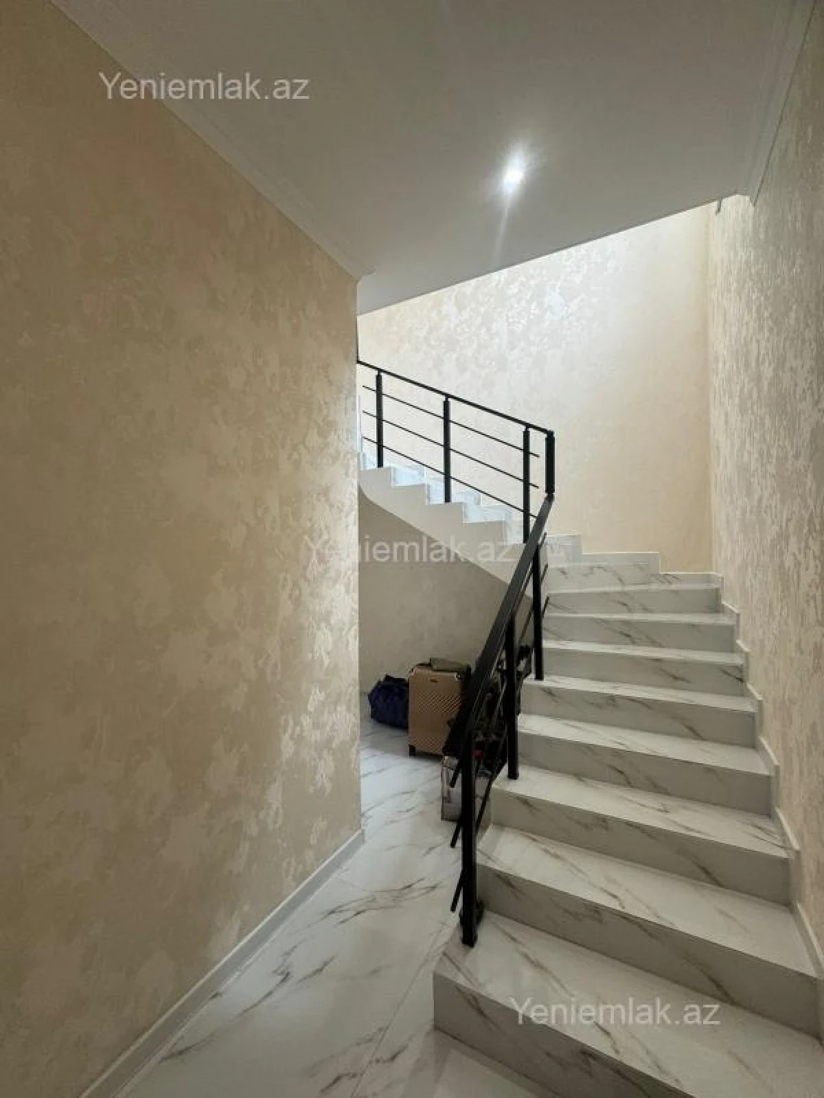 Satılır 6 otaqlı həyət evi 220 m²