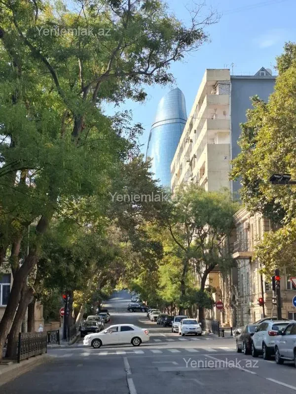 Satılır 6 otaqlı köhnə tikili 200 m²
