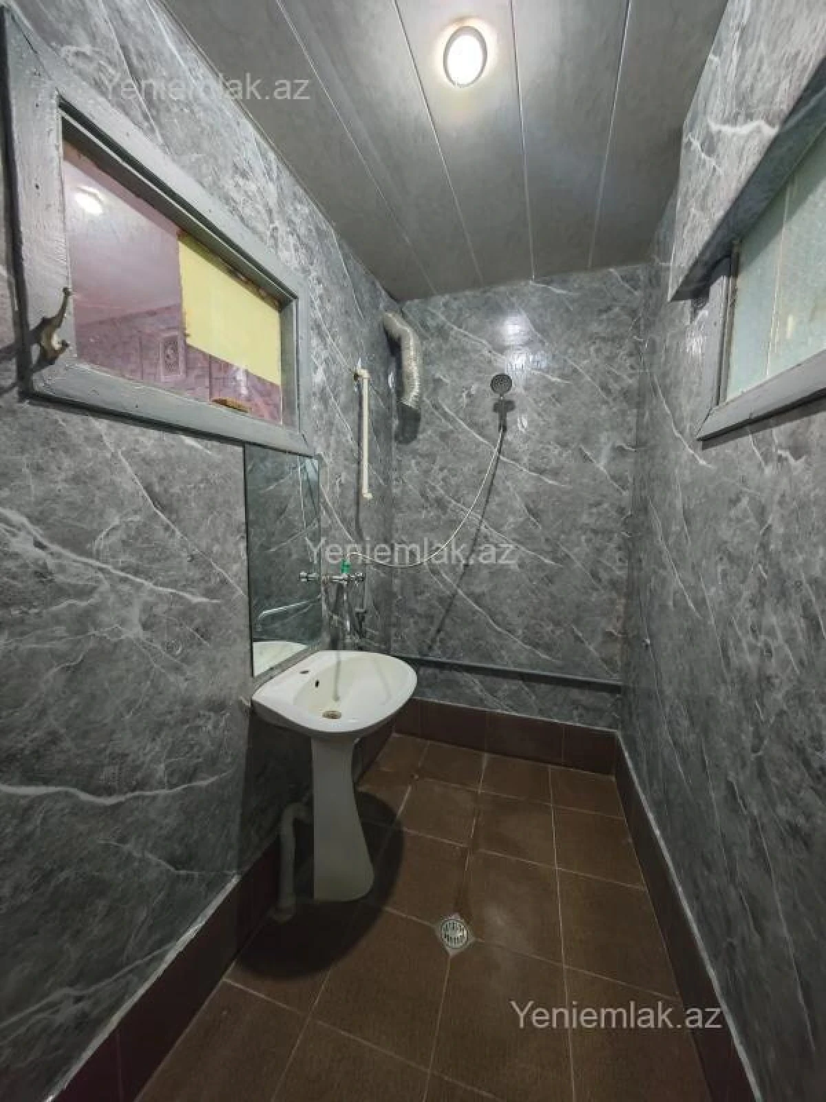 Satılır 2 otaqlı köhnə tikili 65 m²