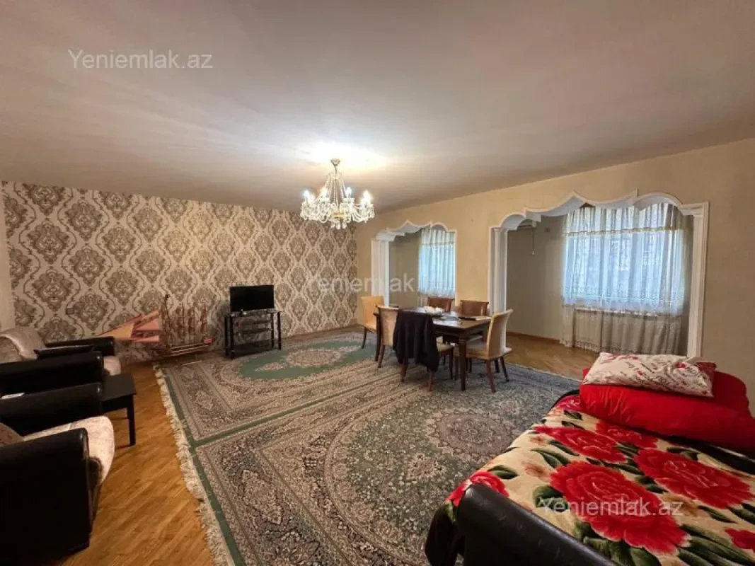 Satılır 4 otaqlı köhnə tikili 100 m²