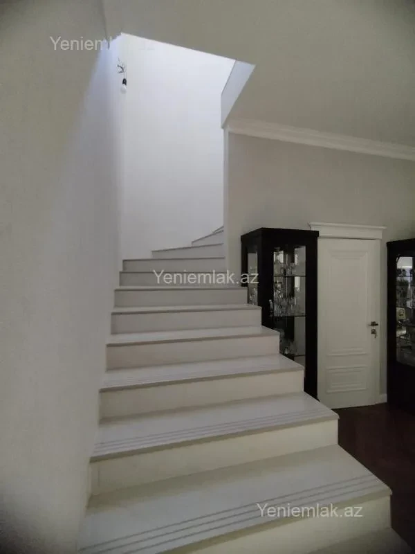 Satılır 4 otaqlı həyət evi 280 m²