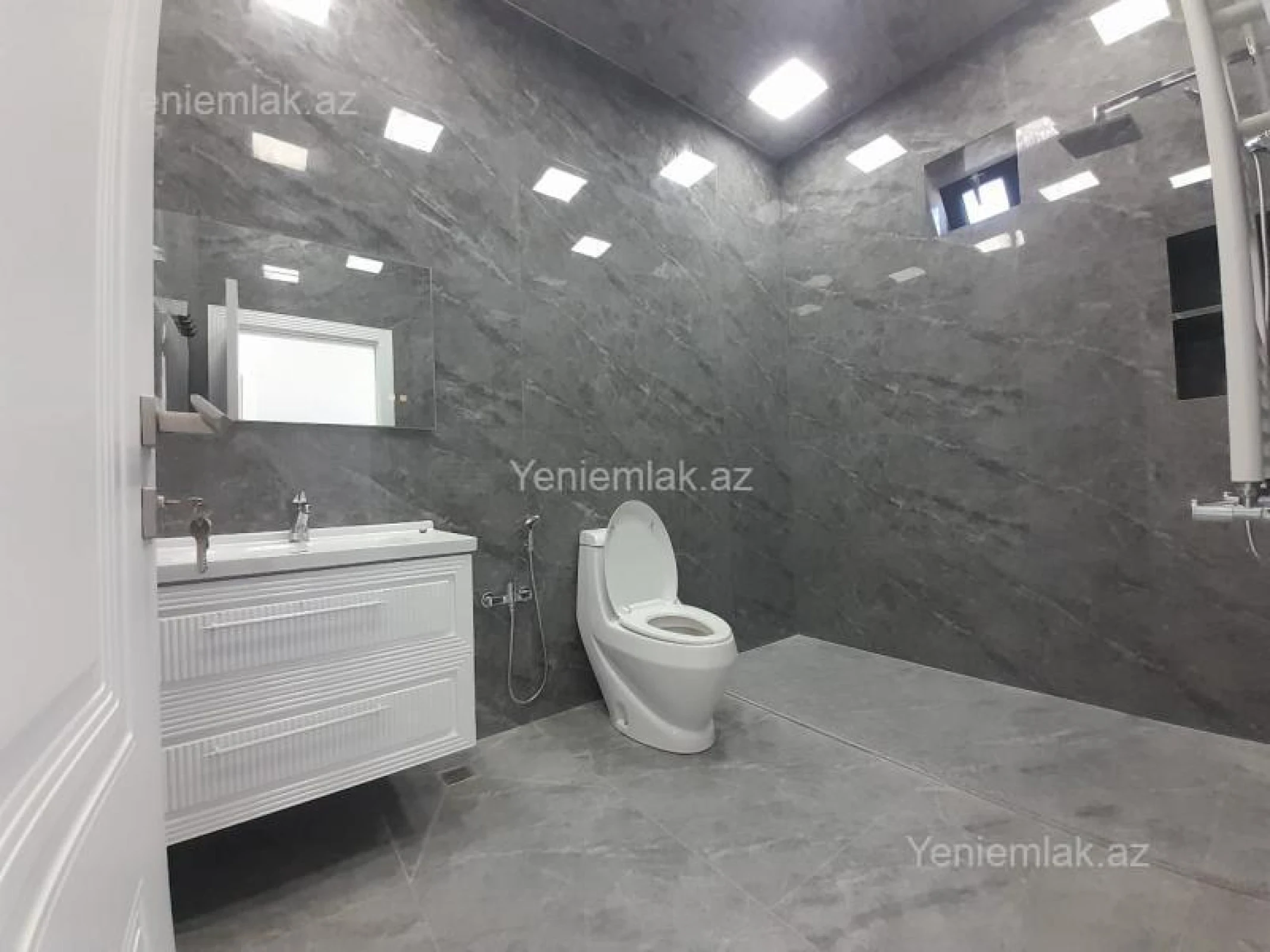 Satılır 5 otaqlı həyət evi 230 m²
