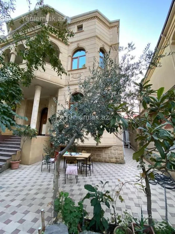 Satılır 6 otaqlı həyət evi 500 m²