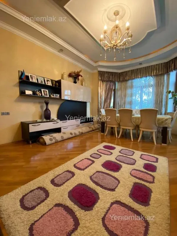 Satılır 6 otaqlı həyət evi 500 m²