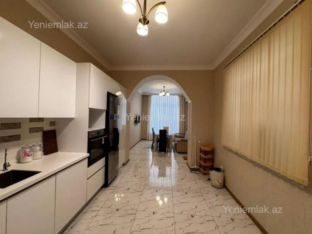 Satılır 9 otaqlı həyət evi 550 m²