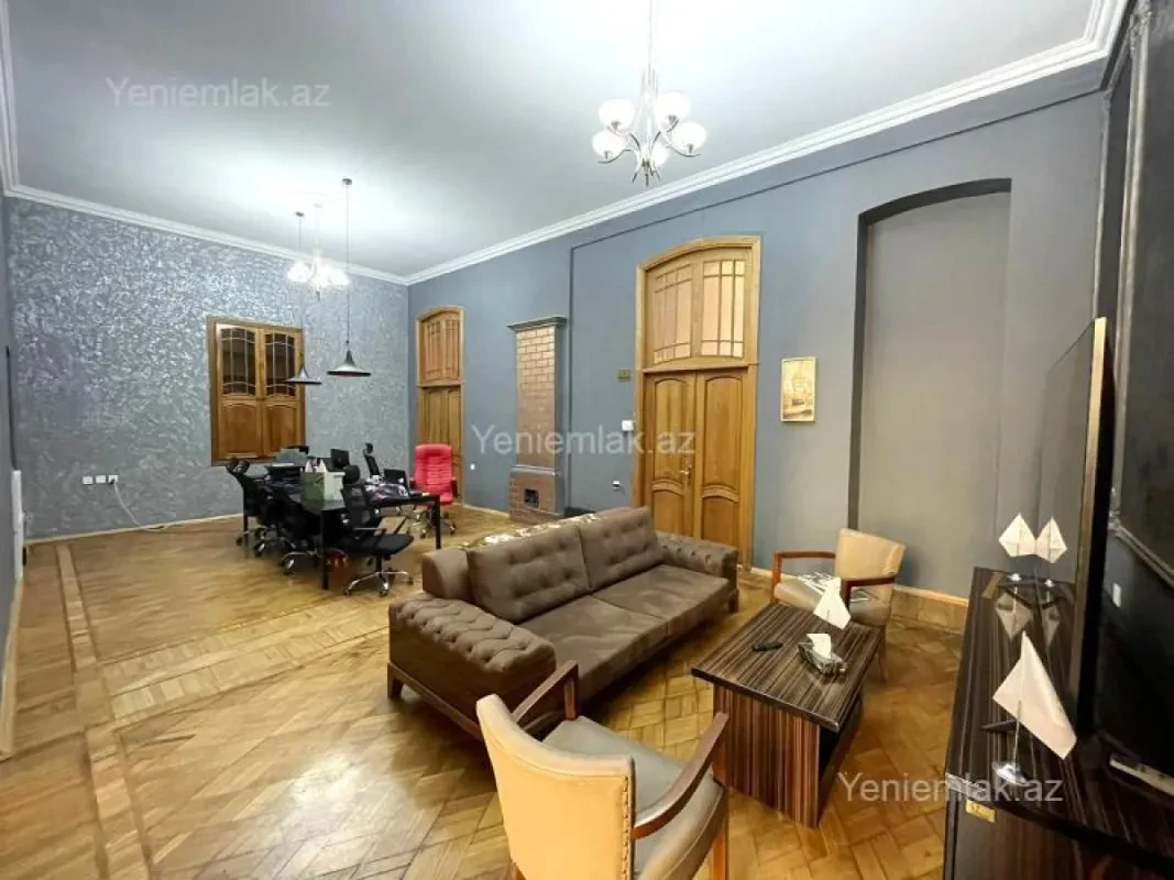 Satılır 4 otaqlı köhnə tikili 200 m²
