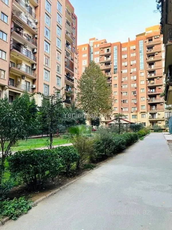 Satılır 4 otaqlı yeni tikili 180 m²