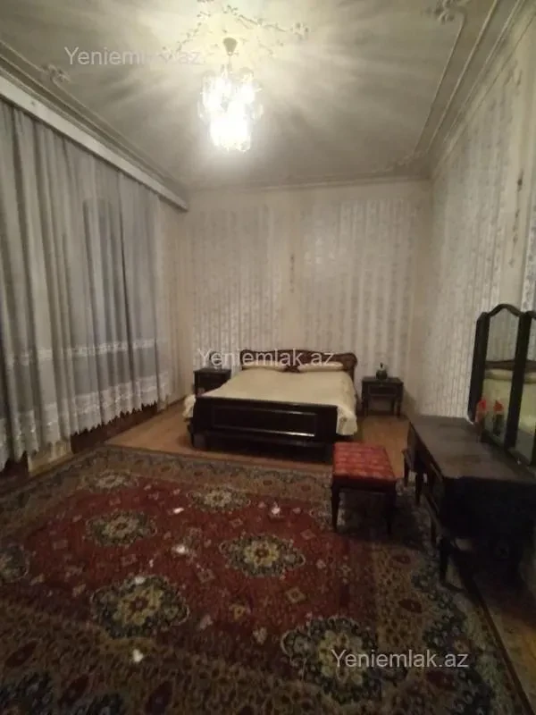 Satılır 5 otaqlı həyət evi 500 m²