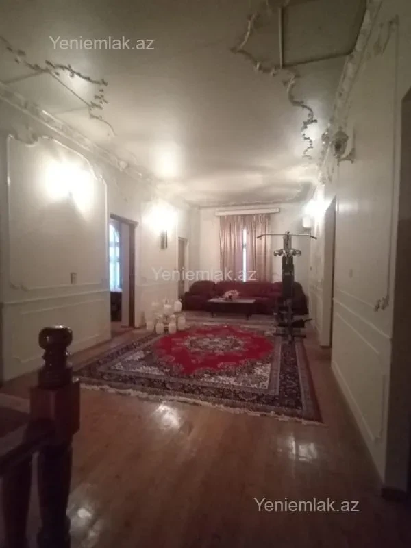 Satılır 5 otaqlı həyət evi 500 m²
