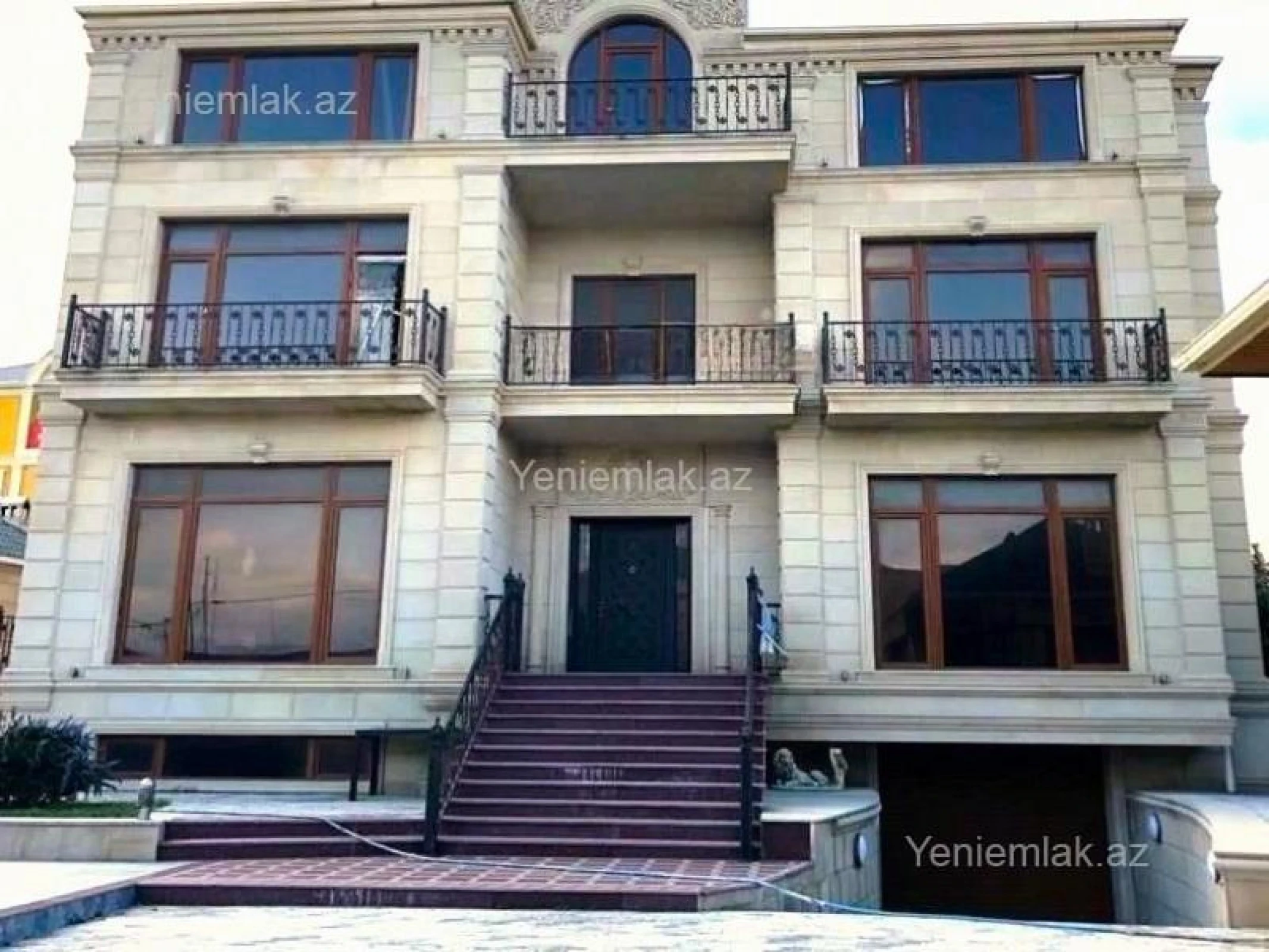 Satılır 8 otaqlı həyət evi 700 m²