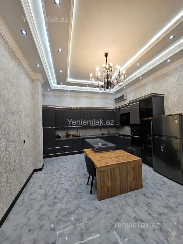 Satılır 9 otaqlı həyət evi 800 m²