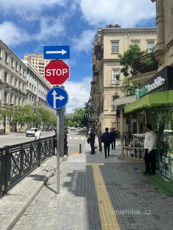 Satılır 4 otaqlı köhnə tikili 150 m²