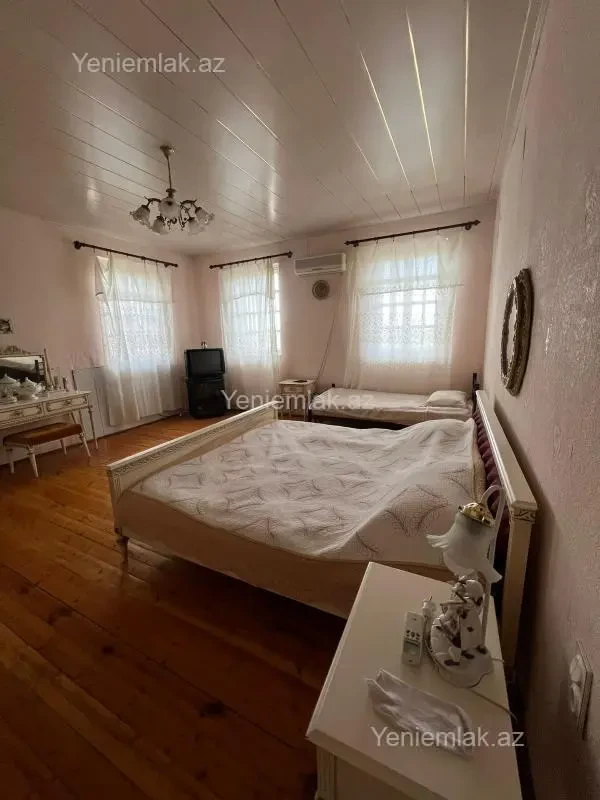 Satılır 6 otaqlı həyət evi 200 m²