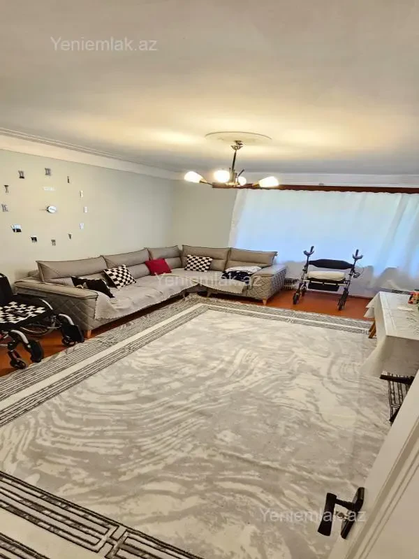 Satılır 4 otaqlı köhnə tikili 100 m²