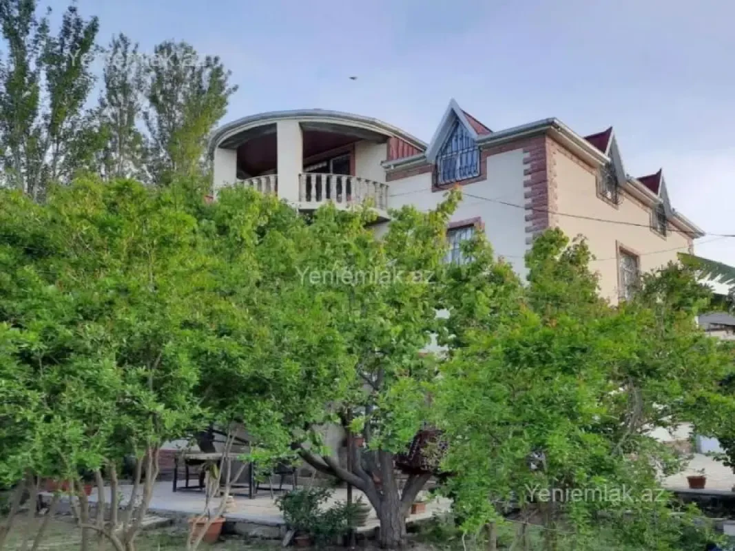 Satılır 7 otaqlı həyət evi 380 m²
