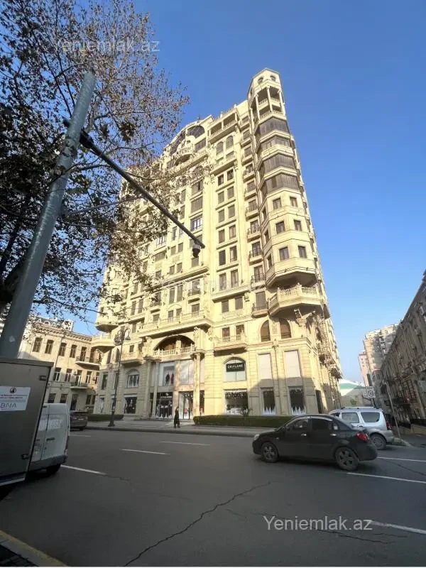 Satılır 3 otaqlı yeni tikili 185 m²