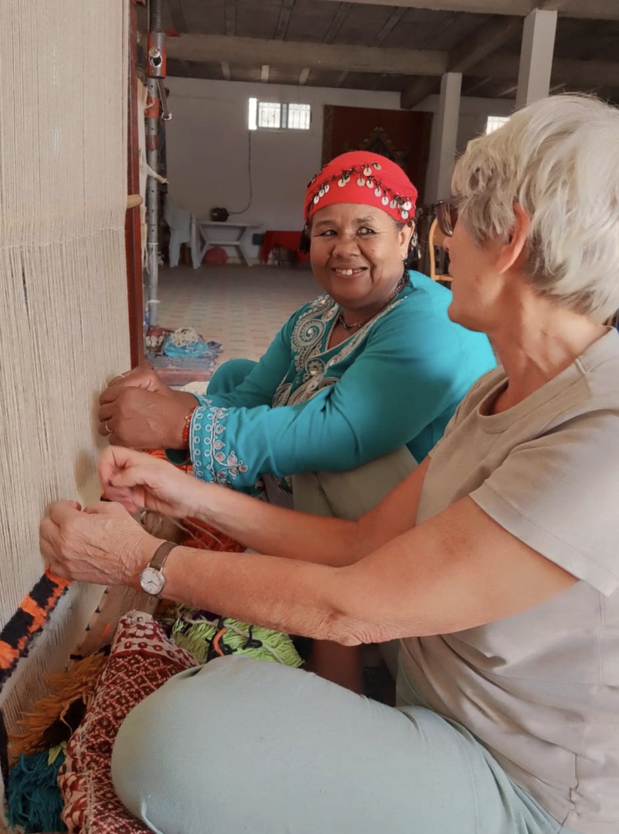 Mieke weaving at the loom alongside a member of Afous GAfous